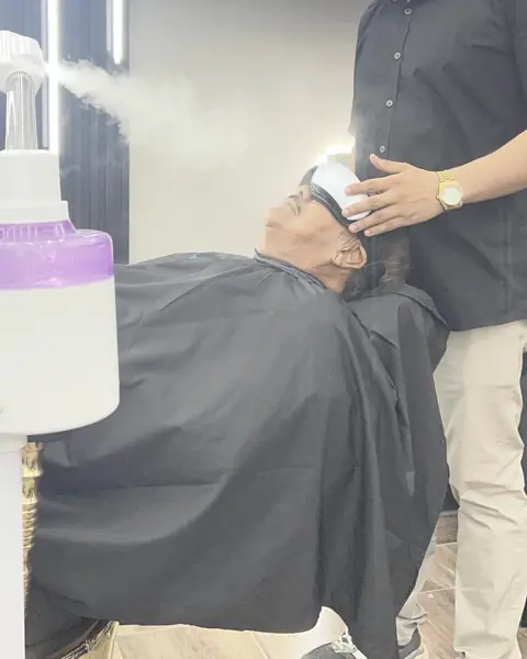 Cliente recostado bajo el vapor